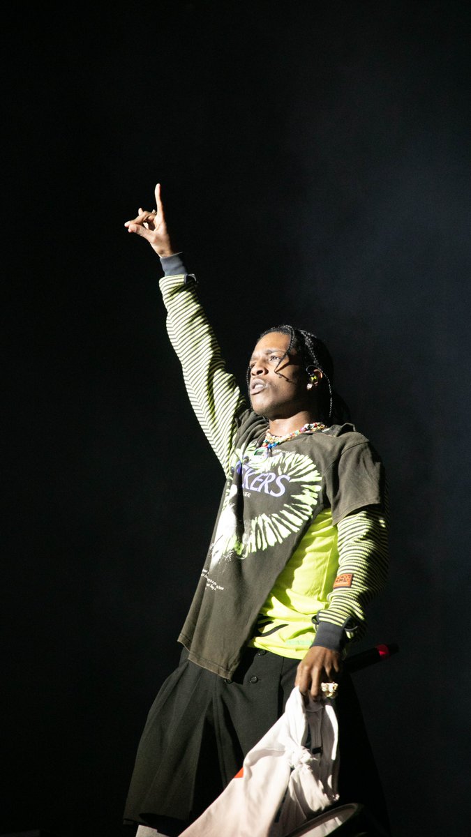 sostanbeatle's tweet photo. 👑 @asvpxrocky apareció entre llamas y con una remera con mensaje de paz cubriéndole la cara. Con un set de puro disfrute y bajo la consigna de “vuélvanse locos”, la euforia del público fue protagonista una vez más 🤩

📸 @EmiliaEmmert @mica_garate https://t.co/owkAyyGoQw