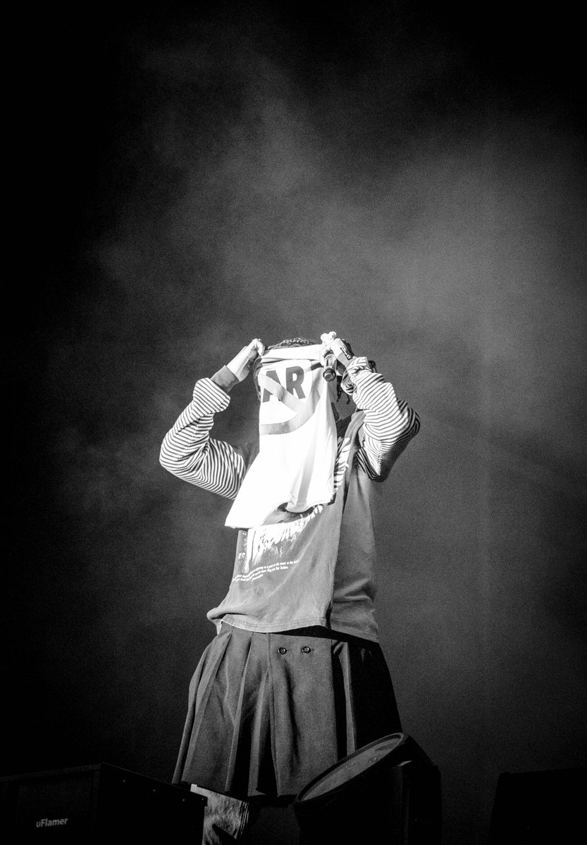 sostanbeatle's tweet photo. 👑 @asvpxrocky apareció entre llamas y con una remera con mensaje de paz cubriéndole la cara. Con un set de puro disfrute y bajo la consigna de “vuélvanse locos”, la euforia del público fue protagonista una vez más 🤩

📸 @EmiliaEmmert @mica_garate https://t.co/owkAyyGoQw