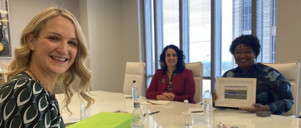boynevalleyart's tweet photo. Great Surprise &amp; Delighted to see Minister Helen McEntee gifted one of my Textile Artworks to Stacey Abrams -Politician/Lawyer &amp;  Voting Rights Activist on her recent visit to Savannah, Georgia USA for St Patricks Day.#Boynevalleyart #buylocal #buyirish #helenmcentee #shinecraft https://t.co/ltmgYntVKm