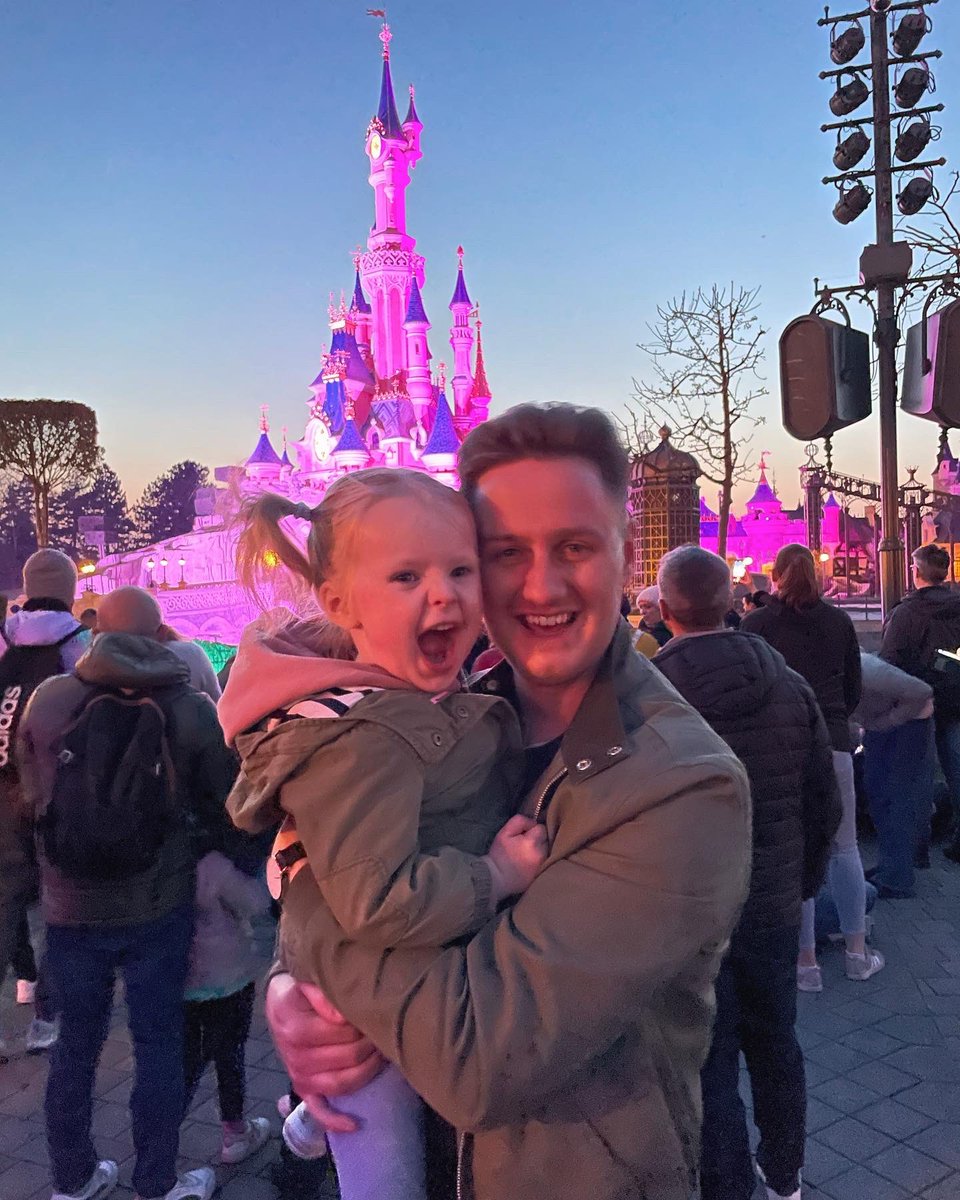 There aren’t many people I’d wear matching outfits for… 
Some highlights from our first day at Disneyland Paris! 🏰🇫🇷❤️