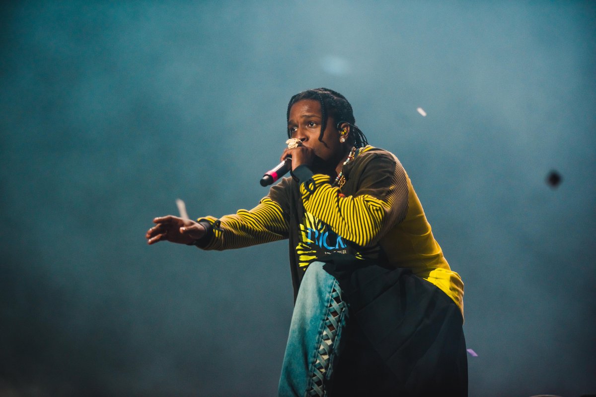 sostanbeatle's tweet photo. 👑 @asvpxrocky apareció entre llamas y con una remera con mensaje de paz cubriéndole la cara. Con un set de puro disfrute y bajo la consigna de “vuélvanse locos”, la euforia del público fue protagonista una vez más 🤩

📸 @EmiliaEmmert @mica_garate https://t.co/owkAyyGoQw