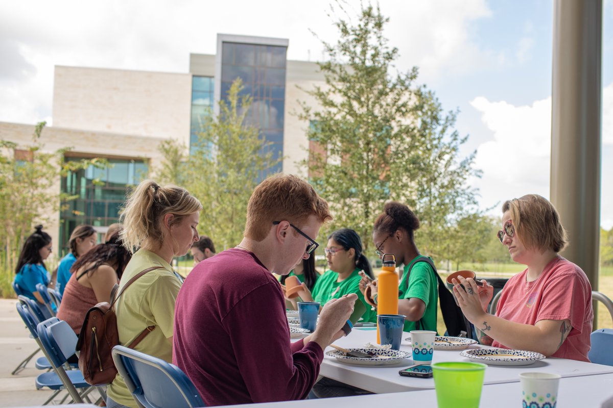 UhclCampusRec's tweet photo. Space City Art Fest is quickly approaching 🚀. If you would like to be part of this fun event as an Artist Vendor, visit https://t.co/XevCxMxXRf to reserve your spot. Last day to register is Friday, April 1. We look forward to an amazing event! Come out and join us🤩 https://t.co/bNOrugEy0m