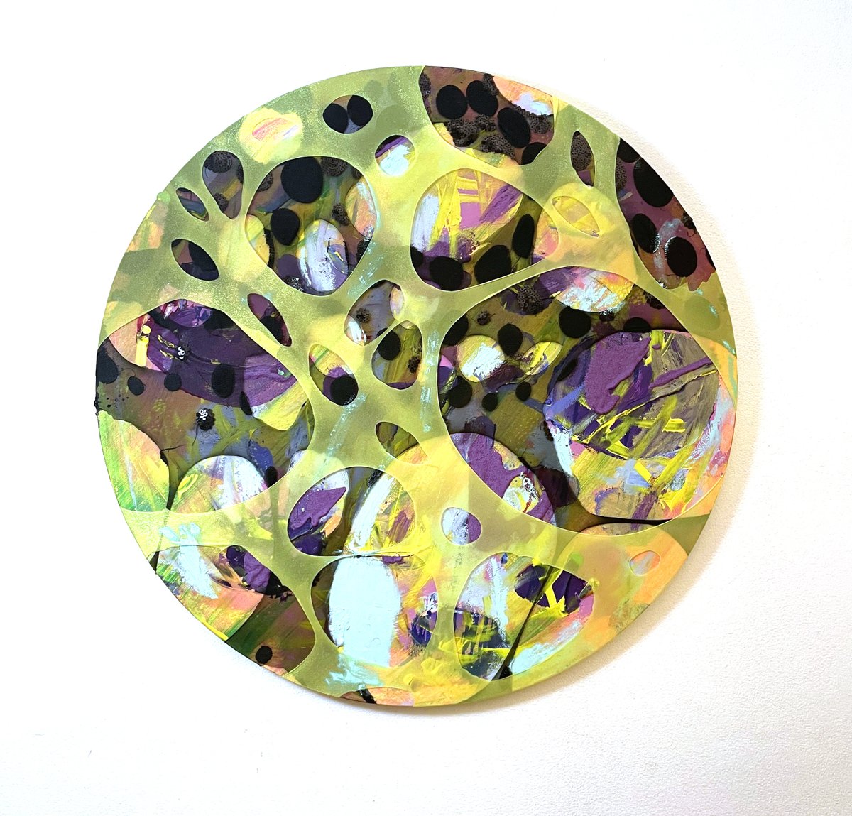 space_776's tweet photo. Rachel Gisela Cohen draws references from aposematic organisms observed in the Costa Rican rainforest as well as from drag and theater culture.
Honey Acid Web, 2022
Acrylic, flashe, oil stick and fabric on canvas
29.5” in diameter
https://t.co/haKkDpW4ge
#Space776 #Understory https://t.co/AXS6slzAhC