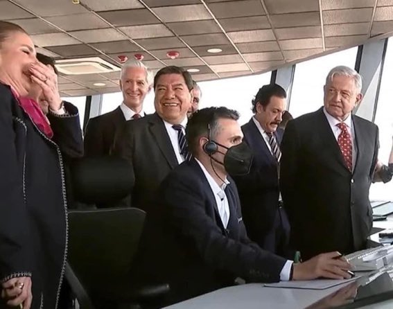 MagnusMk's tweet photo. –Bolivia sabe restar, multiplicar y dividir. ¿Que le falta?

–¿Que?

– SuMar

–Ay! Me salió del alma. https://t.co/2FQpnhdc9T
