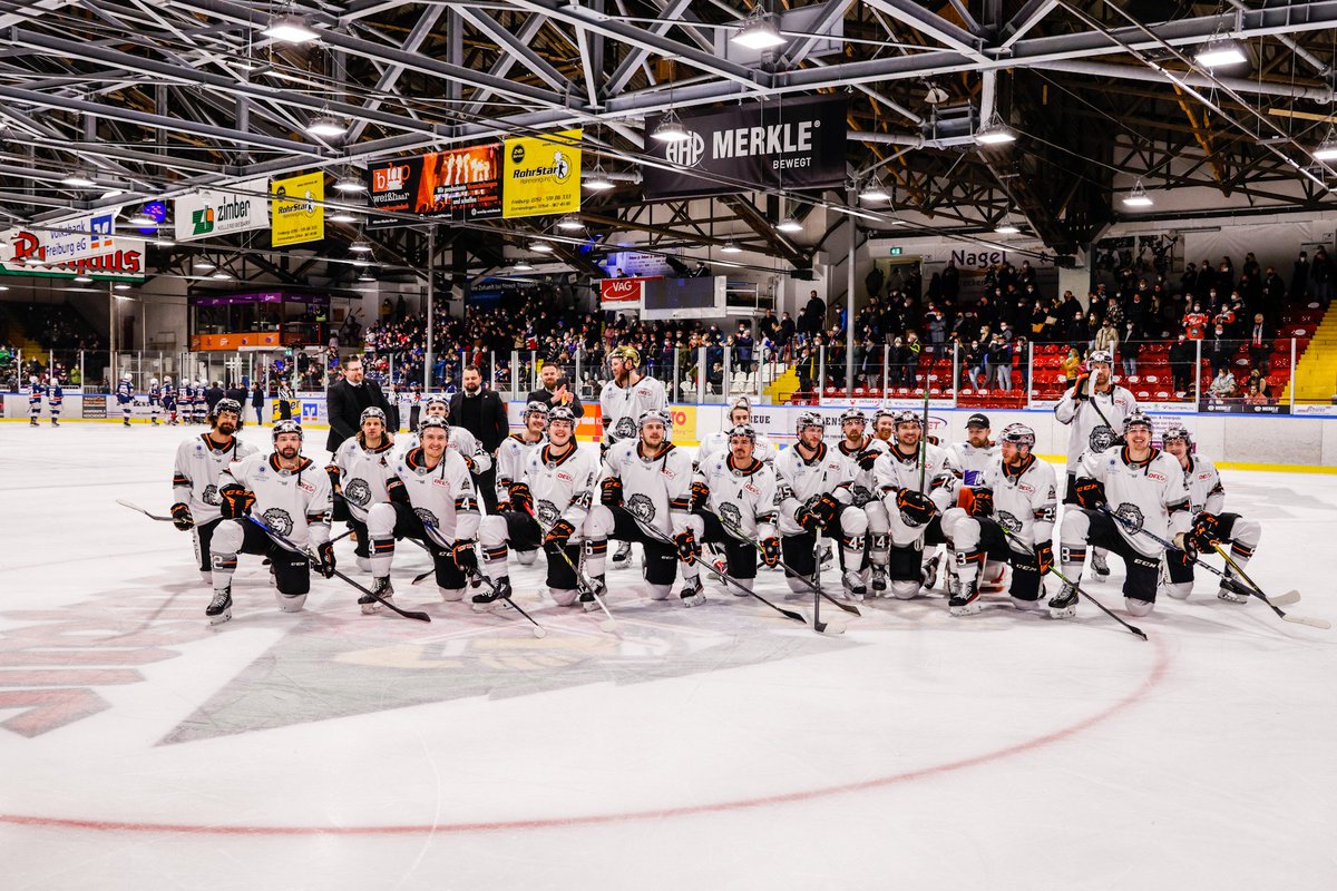 loewenfrankfurt's tweet photo. Wir sind stolz auf unser Team🦁
#FRBFRA 4:8 #bembelhockey #gemeinsambruellen https://t.co/SvdsQM83z3