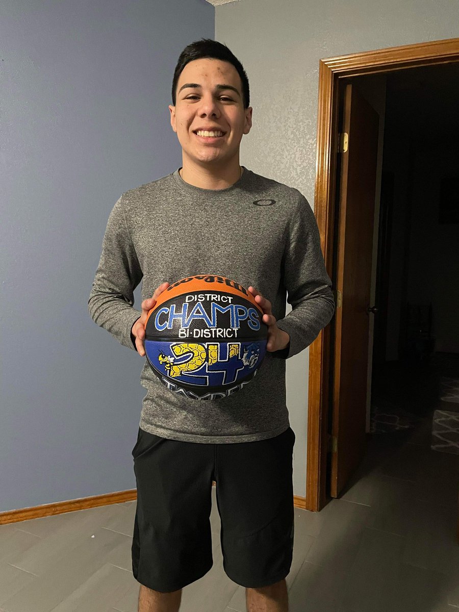 tanyahandcreate's tweet photo. Was honored to be asked to create this senior keepsake for this young man . Blessings to your future at Texas A&amp;M.   #velasabercats #basketball #srgift #morethananathlete https://t.co/iFClXRkjOW
