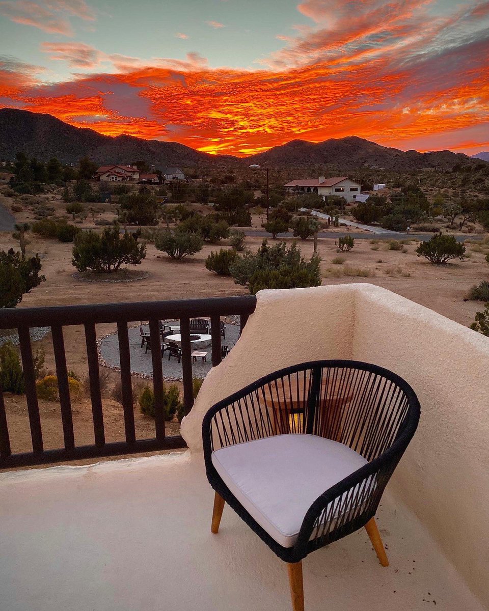 nomacasa's tweet photo. One of our favorite photos of saturated skies in #JoshuaTree

Photo by @nomacasa :)

#digitalnomad #remotework #workremote https://t.co/ZIeisicJM9