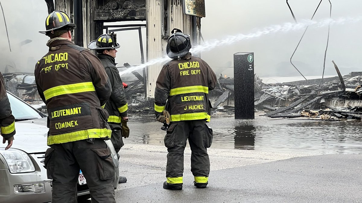 Albany Park fire closes Lawrence. Everybody evacuated. No injuries. nbcchicago.com/news/local/hea…