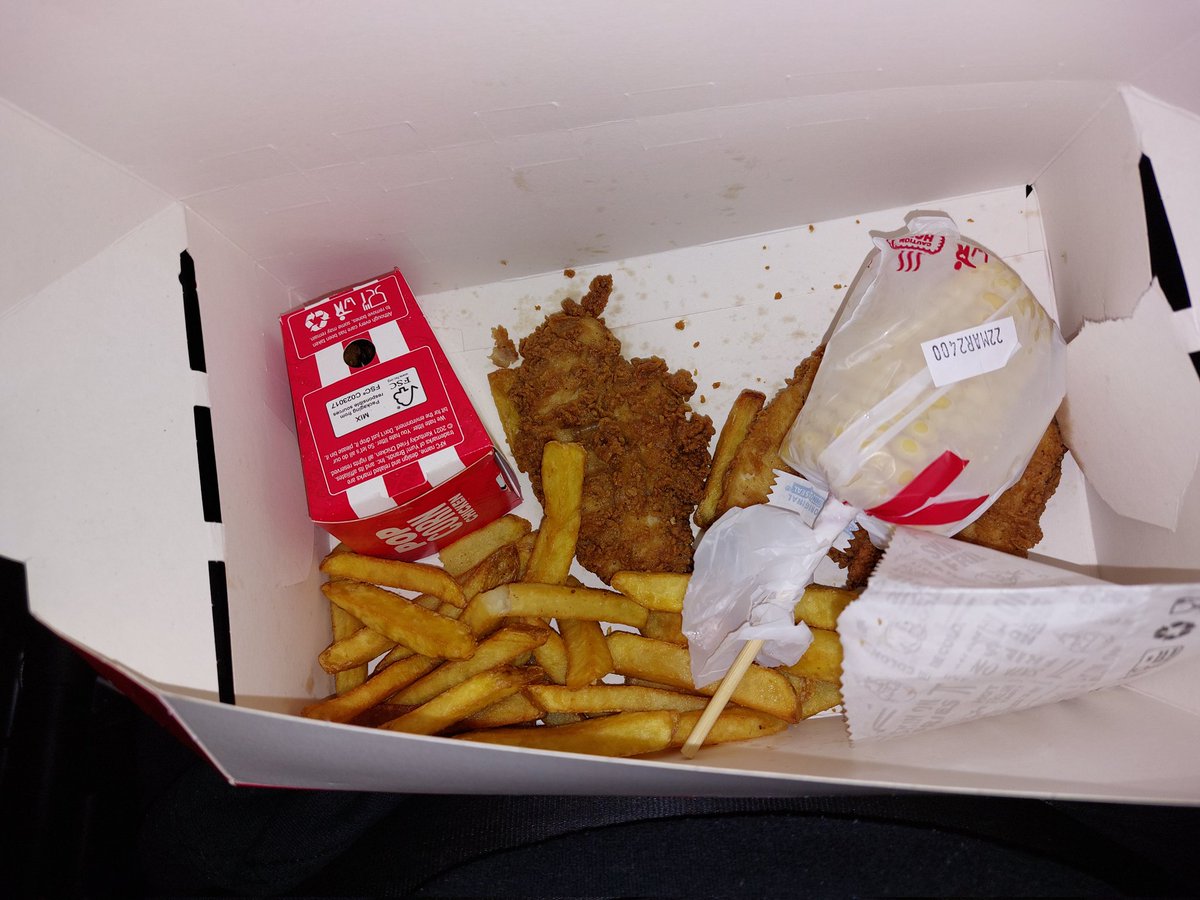 Chelseaj1102's tweet photo. @KFC_UKI love having my food clearly chucked into the box and flat cold 🙄🙄 https://t.co/bQmNKwDwOW