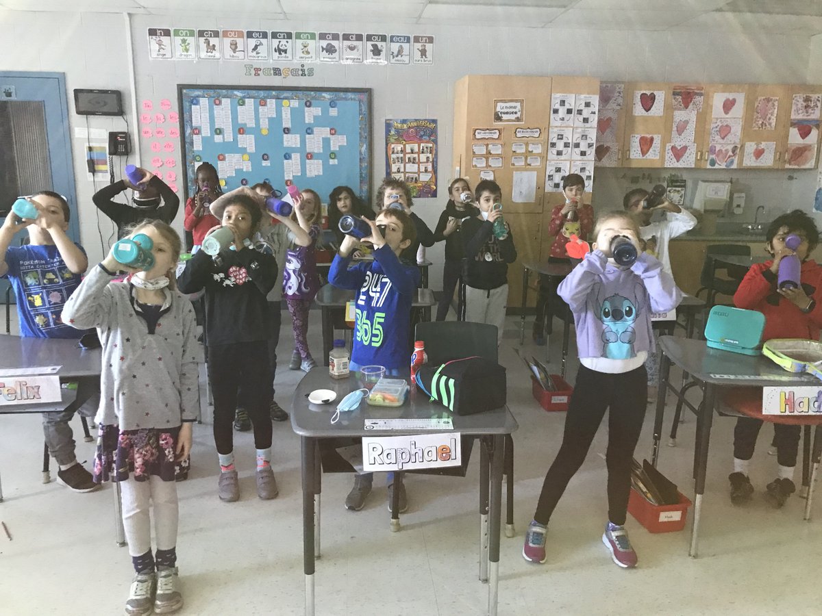 LOdysseeCEPEO's tweet photo. Les élèves de l'école L'Odyssée ont célébré la Journée mondiale de l'eau aujourd'hui en participant à la grande gorgée 💧 @moncepeo #eau https://t.co/nDZ505YRJM