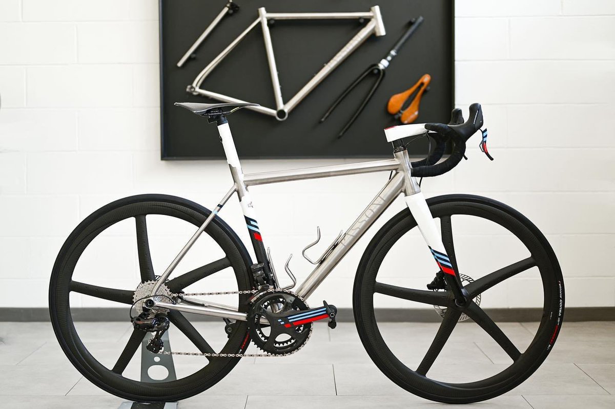 ondraschoffka's tweet photo. Tohle je v mejch očích full custom bike per excellence..! 🖤🖤🖤
#bajk #bikeporn #passoni #MartiniXXTi https://t.co/CeTcecxctY