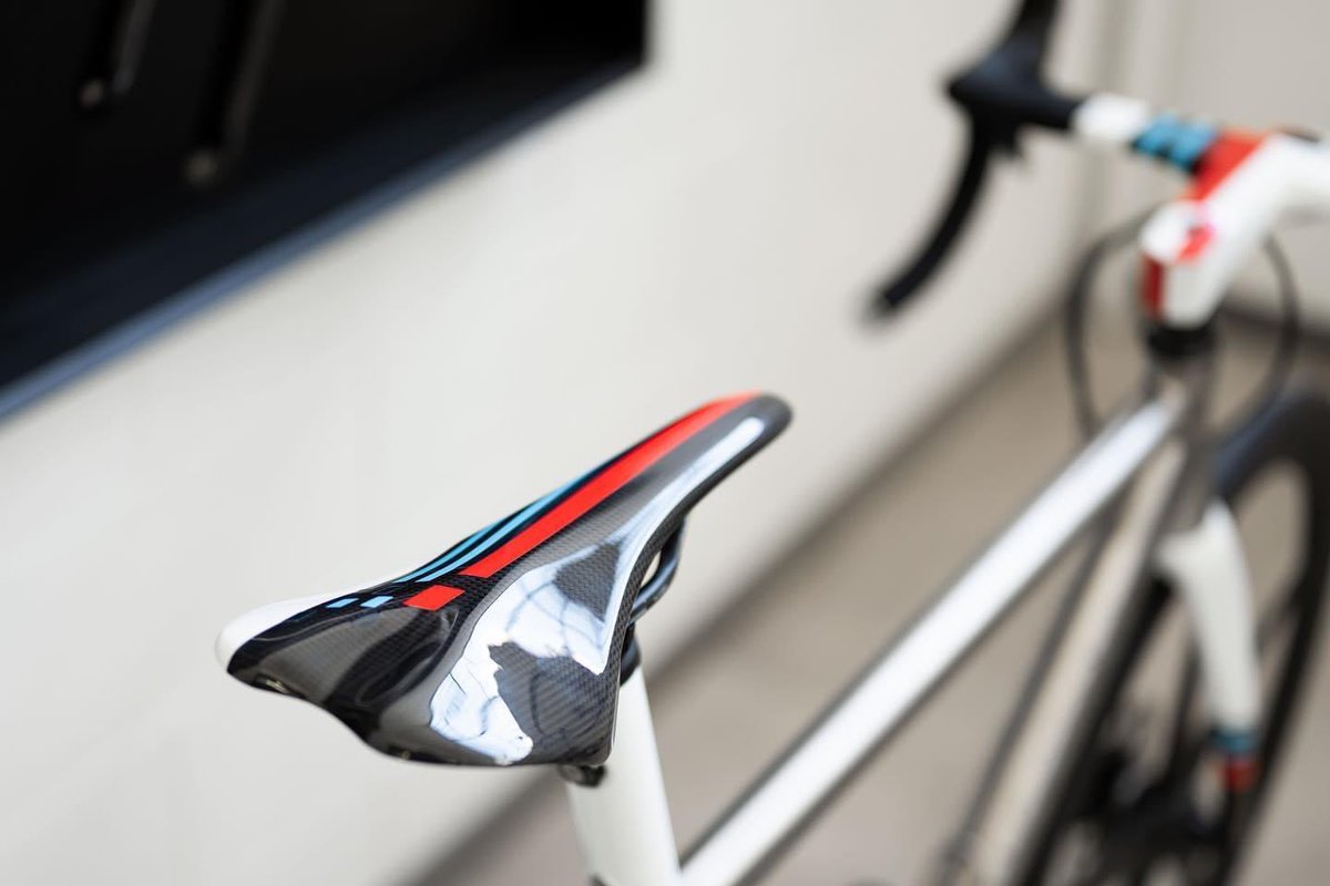ondraschoffka's tweet photo. Tohle je v mejch očích full custom bike per excellence..! 🖤🖤🖤
#bajk #bikeporn #passoni #MartiniXXTi https://t.co/CeTcecxctY