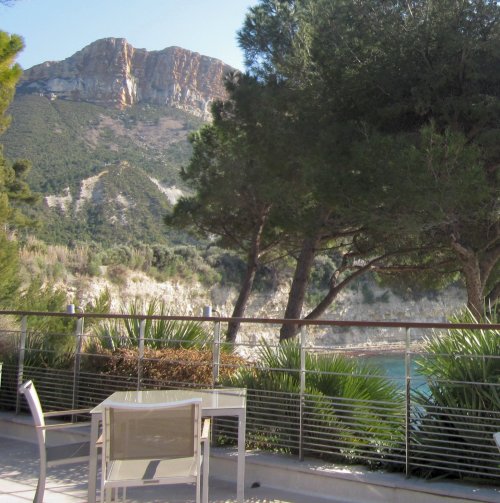 Unveiled today, the 2022 Michelin Restaurant Guide for France has a new three-star restaurant. marvellous-provence.com/.../michelin-s…...