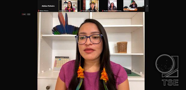 TSEjusbr's tweet photo. Em evento virtual promovido pela @camaradeputados, a assessora do @TSEjusbr, @PataxoSamara, valoriza a atuação política das mulheres indígenas 👩🏾 Ela lembrou que os povos originários só conquistaram direitos civis e políticos com a Constituição de 1988: https://t.co/RnSJJ9CePa 🖱️ https://t.co/Bawv5qa3aN