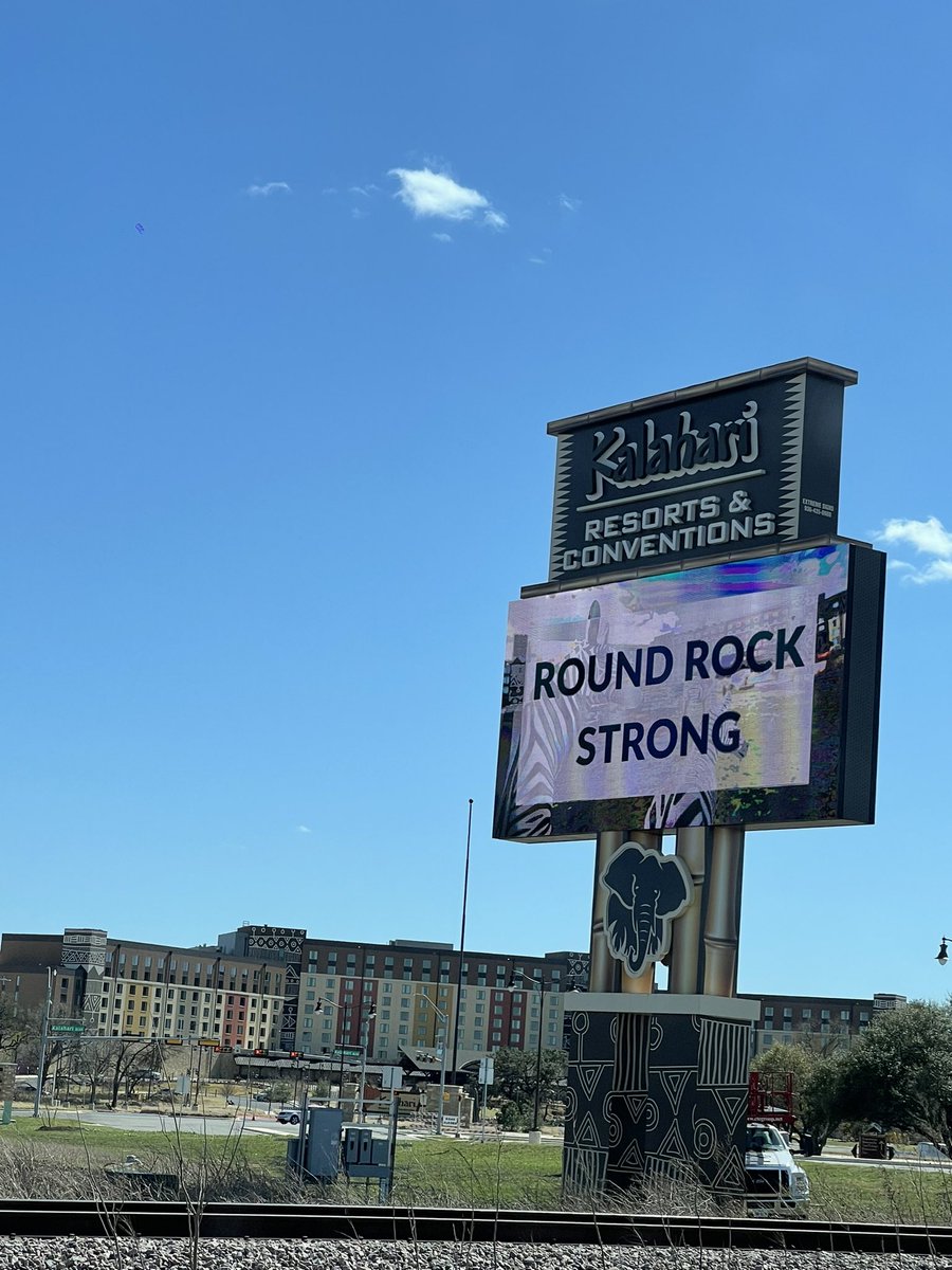 weatherbender_'s tweet photo. Witnessing the commUNITY first hand respond to these 🌪 in Texas… 💯 true 

#Texas #RoundRock 💪 https://t.co/jv2AcjZYDz