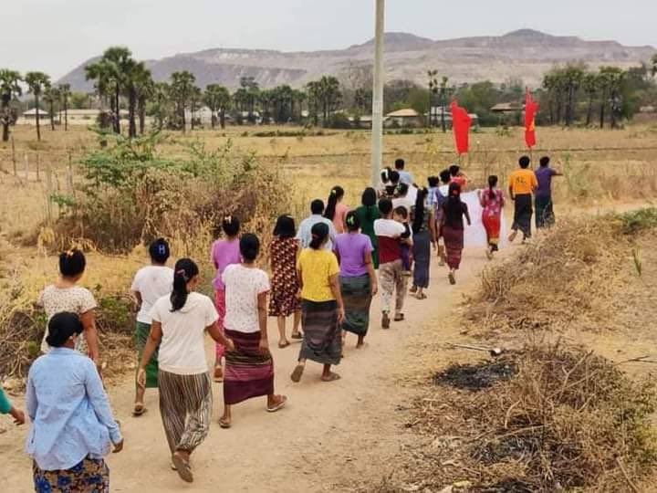 ChanEiPhyo1's tweet photo. "Freedom is not Free" Protesters from Letpadaungtaung area of northwestern plain area in Monywa marched with strong spirits for the overthrowing of Military dictatorship. #ASEAN_StopLegalizingJunta #2022Mar23Coup #WhatsHappeningInMyanmar https://t.co/YeGwurMmKX