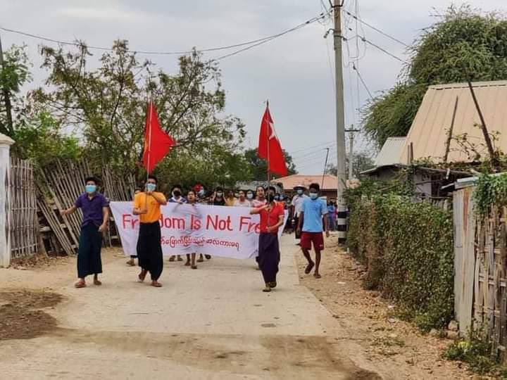 ChanEiPhyo1's tweet photo. "Freedom is not Free" Protesters from Letpadaungtaung area of northwestern plain area in Monywa marched with strong spirits for the overthrowing of Military dictatorship. #ASEAN_StopLegalizingJunta #2022Mar23Coup #WhatsHappeningInMyanmar https://t.co/YeGwurMmKX