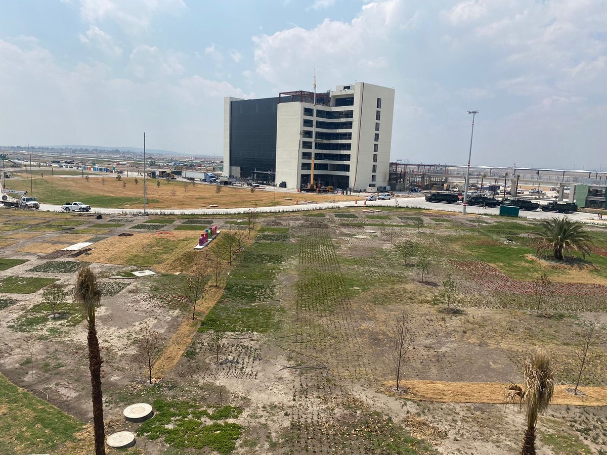 QueHaydeNews's tweet photo. A pesar de que el Aeropuerto Internacional Felipe Ángeles, no está terminado, el presidente López Obrador, da por finalizado el proyecto. https://t.co/J8IKdM7U47