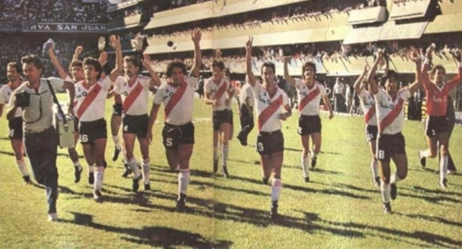 tutesarquis1's tweet photo. En el 86 los bosteros camuflaron barra bravas de alcanza pelotas para que caguen a piedrazos a los jugadores de River e impedir que demos la vuelta en su cancha, el Beto les dijo "que nos saquen muertos, pero la vuelta la damos igual.
Eso es aguantarsela, no bardear a plateistas https://t.co/mWSTYwSE90