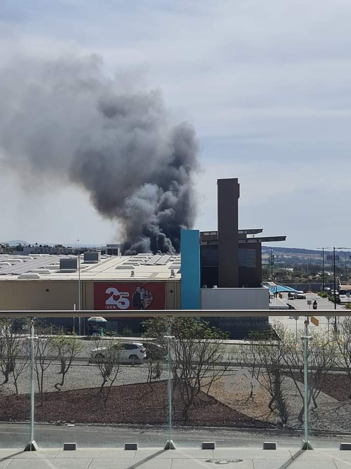 3383lupita's tweet photo. Así el incendio cerca de las casas Marmota y Armadillo en la Pradera @PCIVILQRO @red_Queretaro https://t.co/FDu1mdop8l