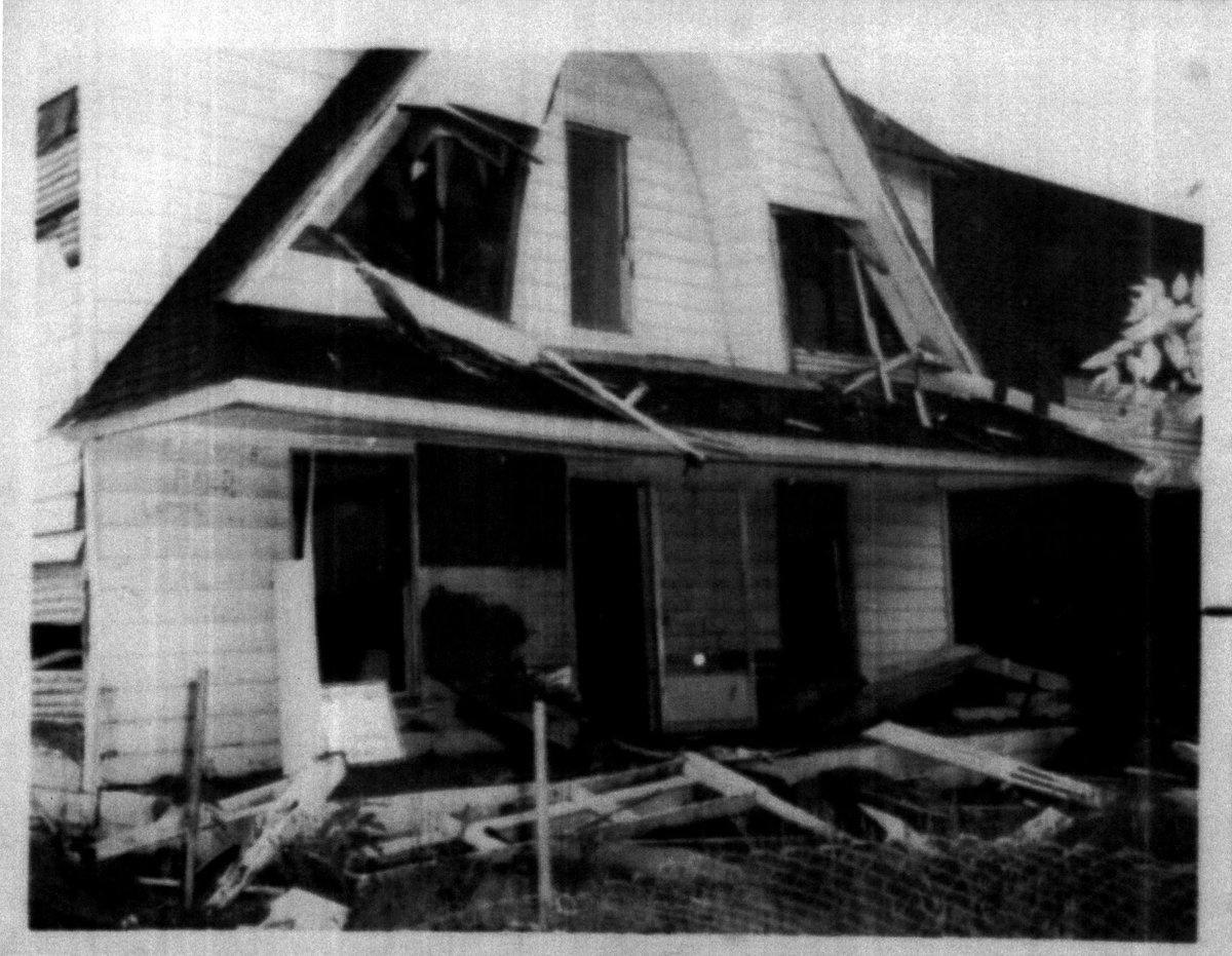 EmbosDoc's tweet photo. On Saturday, July 21, 1979, Ron Klaus wrecked his house.
#embosdoc #theembarrassment #wichita #kansas #diy #postpunk #alexisaweenie #ronklauswreckedhishouse https://t.co/UlHR2u4pOY