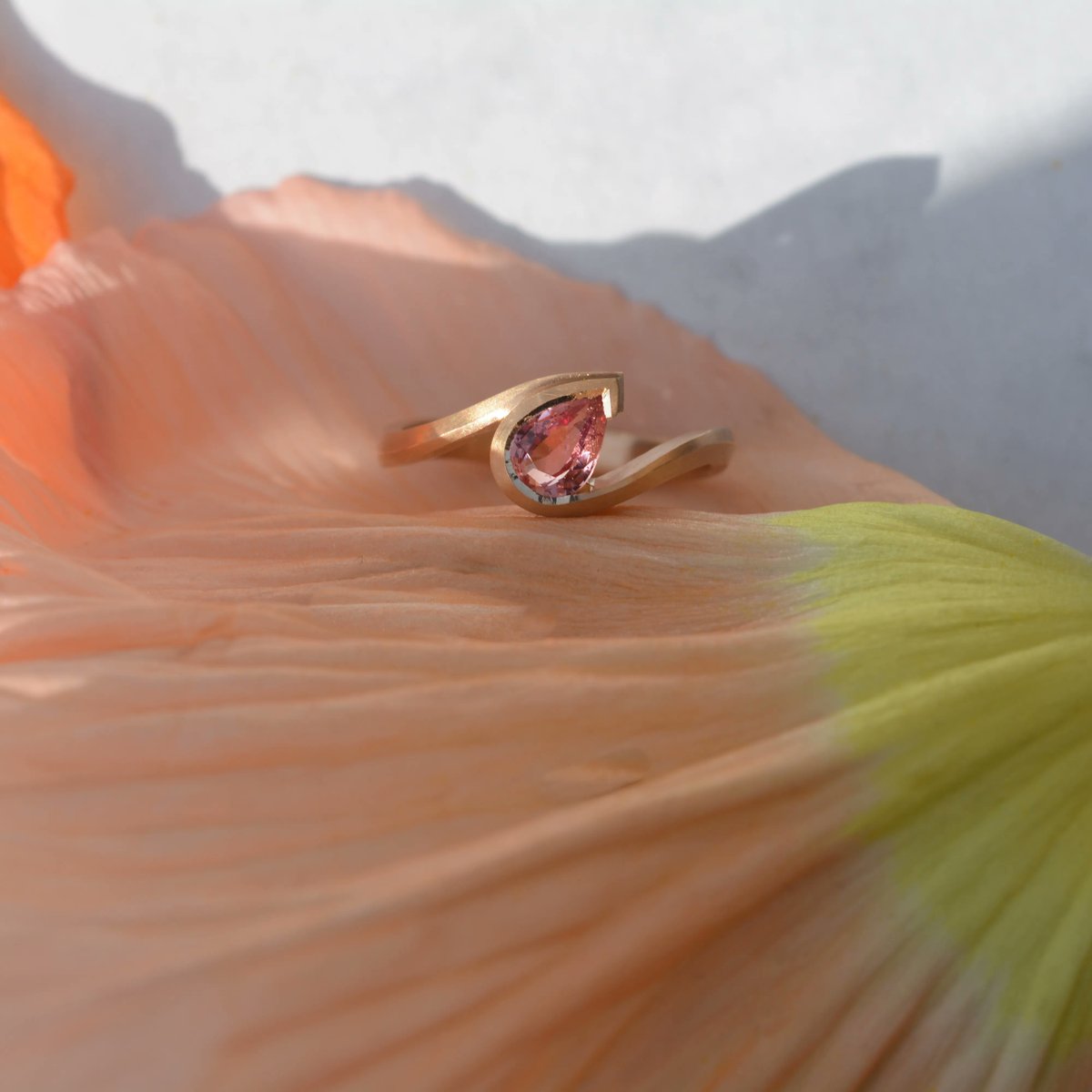 McCaulJewellery's tweet photo. Set with a beautiful padparadscha sapphire, this Wave ring is a lovely new addition to our collection.

#padparadschasapphire #wavering #alternativeengagementring #contemporaryfinejewellery #bespokejewellery #designermaker #craftsmanship #engagementringdesign #goldsmithing https://t.co/J2rlXG9bYb