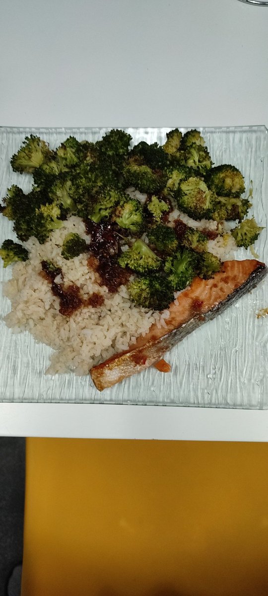 famyligames's tweet photo. Filet de saumon mariné à l'orientale accompagné de brocolis rôtis et riz complet #helofresh Bonne appétit 🤗 https://t.co/PXDumC71dC