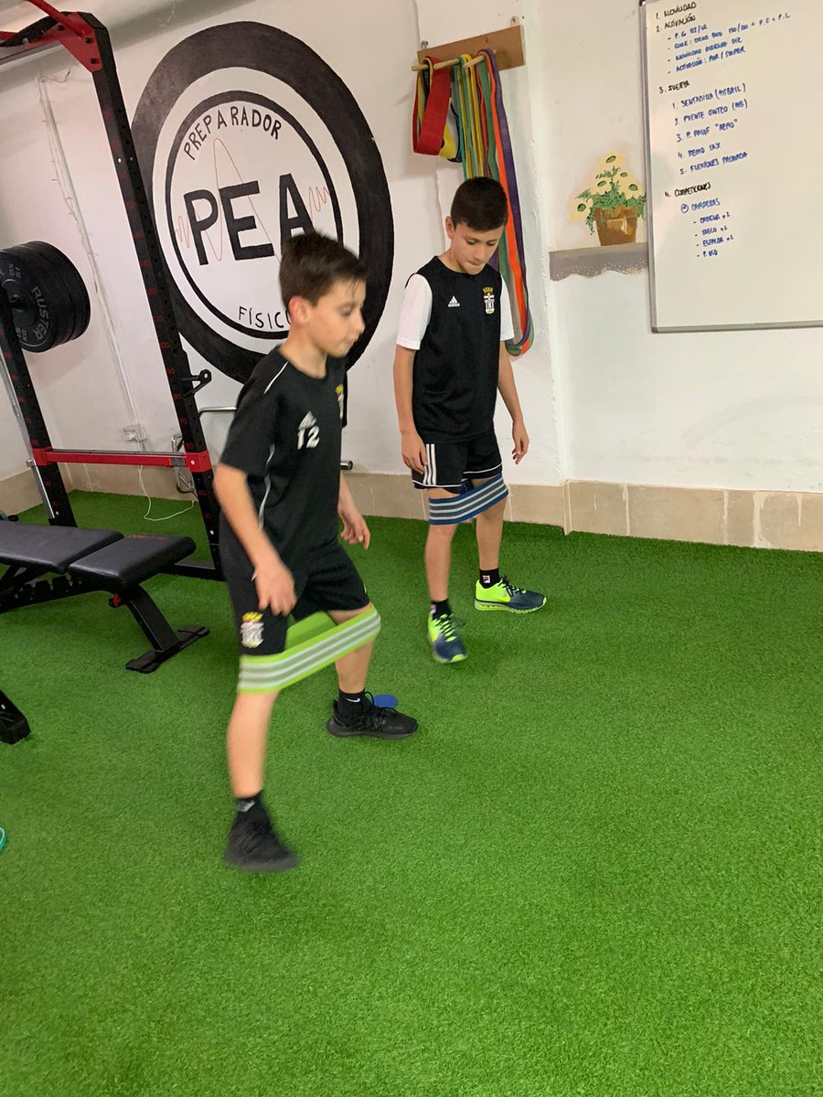 FCC_Cantera's tweet photo. ALEVÍN B | Cuando llueve mucho hay que buscar alternativas para seguir entrenando🏋️‍♂️

Hoy nuestros chicos trabajan en el gimnasio con uno de los preparadores del filial del FC Cartagena @PedroMtinezG 

#CanteraAlbinegra https://t.co/U7XACByziJ