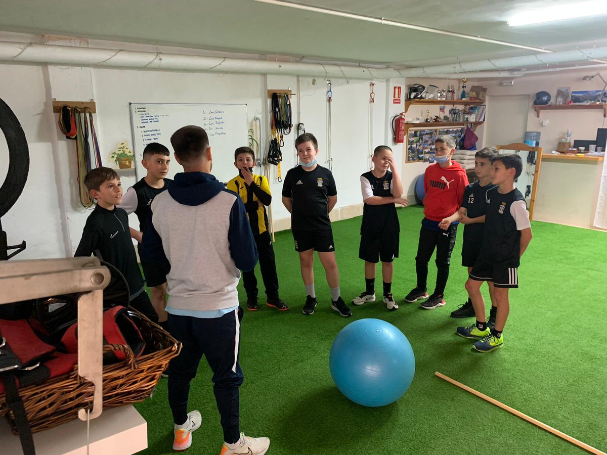 FCC_Cantera's tweet photo. ALEVÍN B | Cuando llueve mucho hay que buscar alternativas para seguir entrenando🏋️‍♂️

Hoy nuestros chicos trabajan en el gimnasio con uno de los preparadores del filial del FC Cartagena @PedroMtinezG 

#CanteraAlbinegra https://t.co/U7XACByziJ