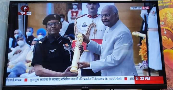 Prajapatisangh's tweet photo. श्री शीशराम प्रजापति जी (सेवनिर्वत्त सैनिक भारतीय सेना) राष्ट्रपति रामनाथ कोविंद जी द्वारा पदमश्री पुरुस्कार दिए जाने पर सम्पूर्ण प्रजापति समाज की तरफ से बहुत - बहुत शुभकामनाये ..... 💐💐💐 https://t.co/n1Tq3kpTJ2