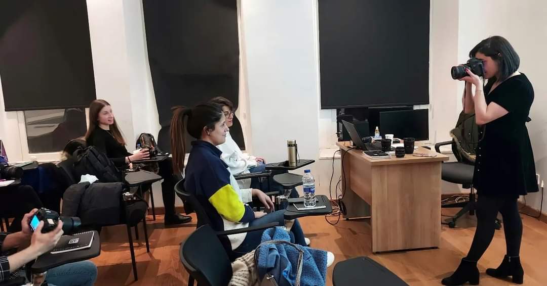 medyAkademi's tweet photo. 📷 İleri Seviye Fotoğrafçılık eğitimimiz Mesude Bülbül eğitmenliğinde 
"Objektif, Filtre ve Aksesuar Çeşitleri, Kompozisyon Kurallları" dersiyle başladı!

#fotoğraf #fotoğrafçılık #photo #photography #eğitim https://t.co/XsynhTxZCD