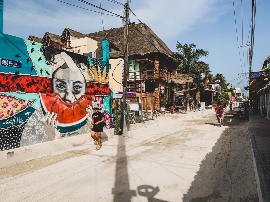 Along the streets of #Holbox you’ll find #murals and quaint cabins made with local materials that give our small island that 𝘁𝗿𝗼𝗽𝗶𝗰𝗮𝗹 𝘃𝗶𝗯𝗲. 🧡

🌐:⁣ mexicancaribbean.travel/holbox/things-…  
📸: edwin_guaraca via IG

#MexicanCaribbean