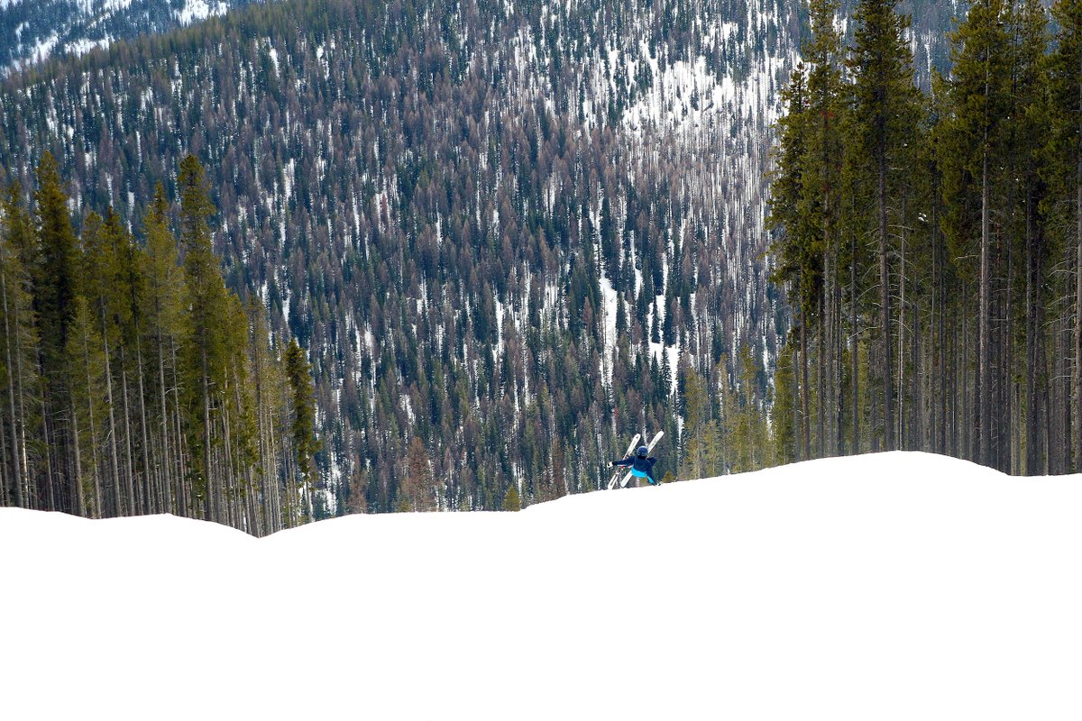 skilookout's tweet photo. Doing kid things, banked turns in the Rolling Thunder Terrain Park, Hitting Jumps, Sliding Boxes &amp; Racing Family Members down the mtn. #Skiing #Snowboarding are great way to make lasting memories &amp; bond with you kids. 
#VisitMontana #SkiMontana #OptOutside #FamilyTime #18Winters https://t.co/uhdq8Ffry0