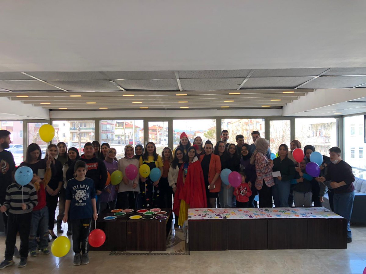ftrsdu's tweet photo. Topluluğumuz olarak “21 Mart Dünya Down Sendromu Farkındalık Günü’ne farkındalık oluşturmak için Umuda Doğru Özel Eğitim ve Rehabilitasyon Merkezi’ni ziyaret edip özel çocuklarımızla vakit geçirdik. Birlikte ellerimizi, yüzümüzü boyadık. Biz farkındayız. @sdutopluluklar https://t.co/TUkYUfVwGF