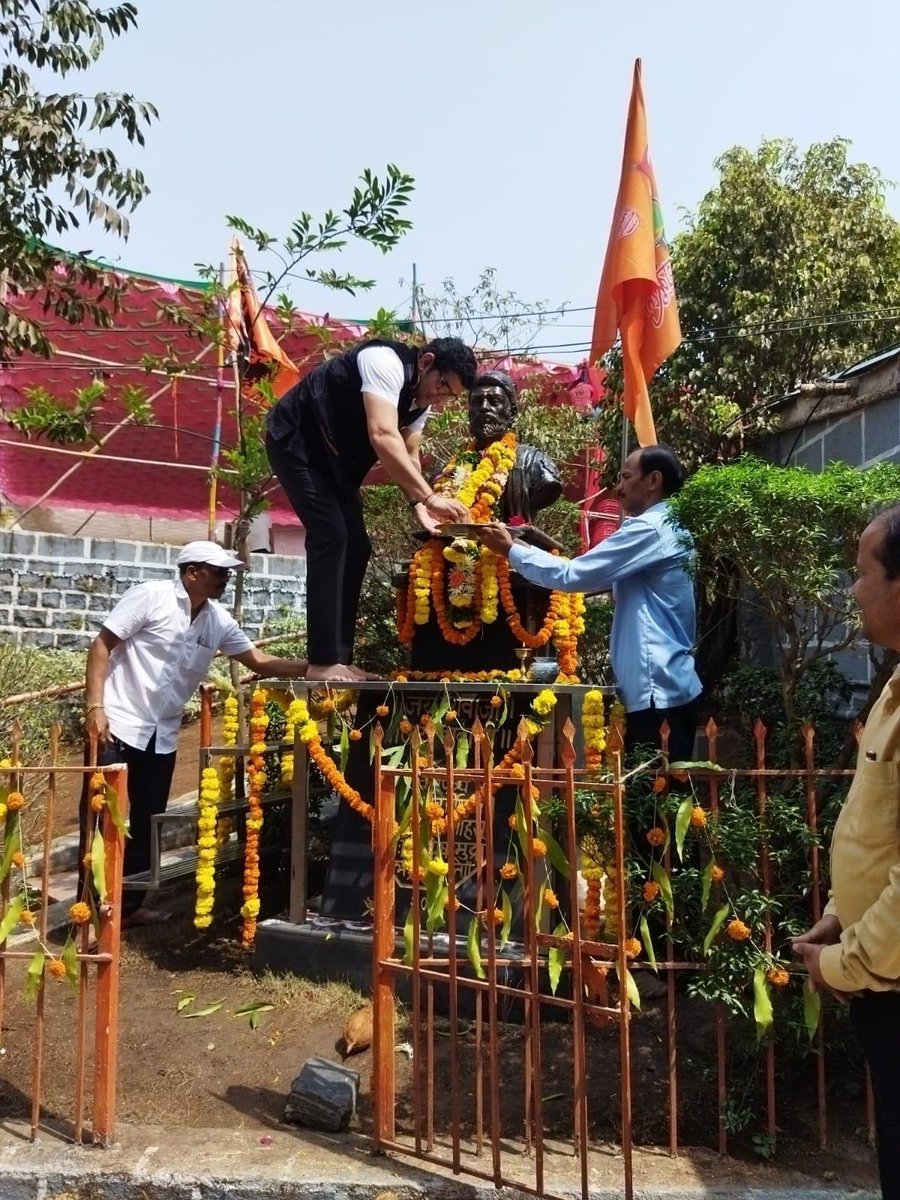 RMPATILSPEAKS's tweet photo. काल मुंबई(महाराष्ट्र राज्य) कृषी उत्पन्न बाजार समितीचे संचालक भाई राजेंद्र महादेव पाटील यांनी शिवजयंतीनिमित्त वहाळ गावातील छत्रपती शिवाजी महाराजांच्या स्मारकाला विनम्रपणे पुष्पहार अर्पण करून वंदन केले यावेळी ज्येष्ठ नेते श्री.महादेवशेठ पाटील, ग्रामस्थ मोठ्या संख्येने उपस्थित होते https://t.co/7K95g3OciW