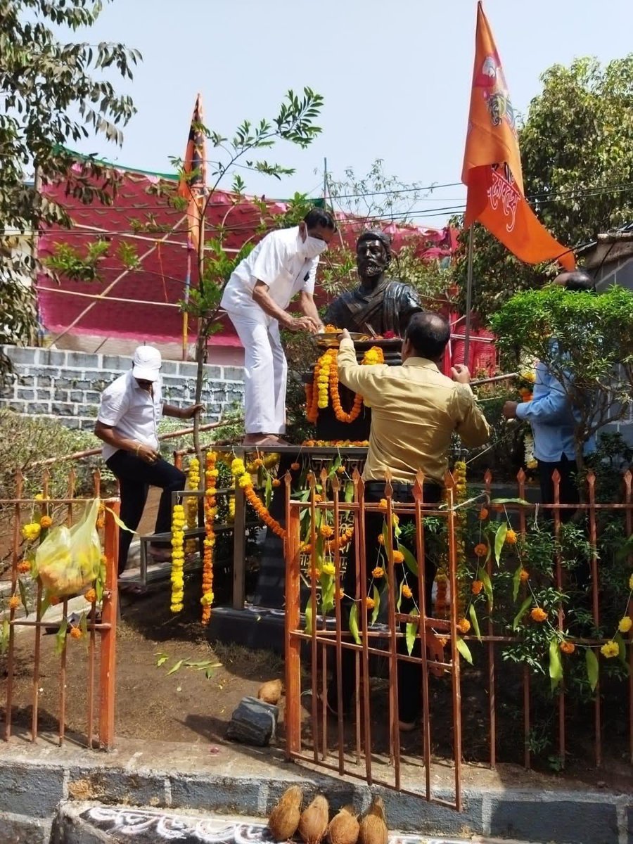 RMPATILSPEAKS's tweet photo. काल मुंबई(महाराष्ट्र राज्य) कृषी उत्पन्न बाजार समितीचे संचालक भाई राजेंद्र महादेव पाटील यांनी शिवजयंतीनिमित्त वहाळ गावातील छत्रपती शिवाजी महाराजांच्या स्मारकाला विनम्रपणे पुष्पहार अर्पण करून वंदन केले यावेळी ज्येष्ठ नेते श्री.महादेवशेठ पाटील, ग्रामस्थ मोठ्या संख्येने उपस्थित होते https://t.co/7K95g3OciW