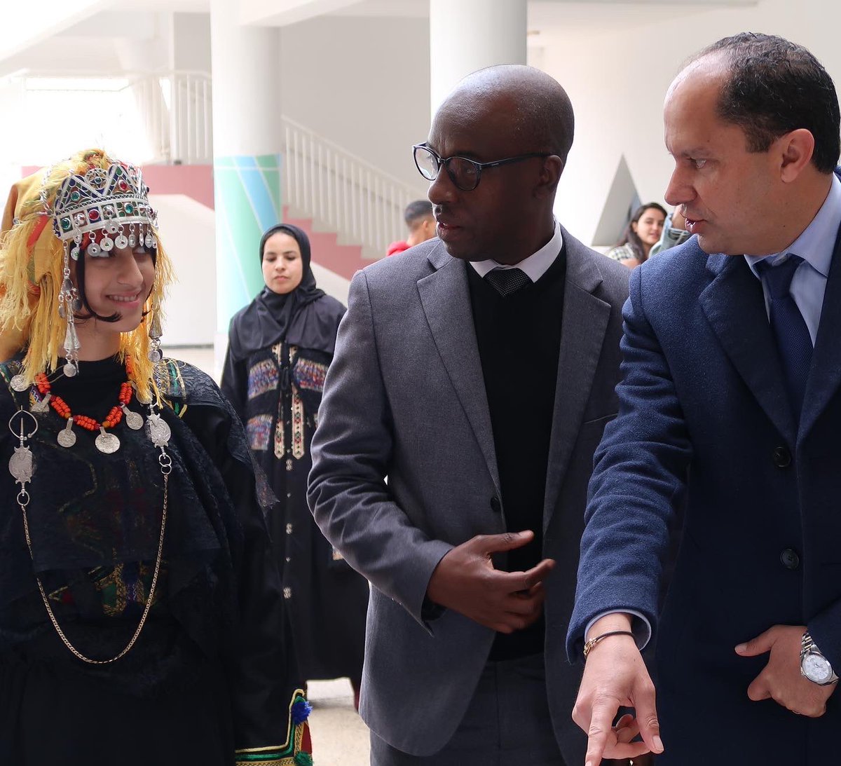 WB_Maroc's tweet photo. La diplomatie francophone au tableau ! En ce mois de la Francophonie, ambassadeurs et délégués francophones ont parlé diversité de cultures et de langues avec la jeunesse marocaine 🧑🏻‍🎓🇲🇦

#francophonie #diplomatie #maroc #oif #wbi #culture #education #francais #casablanca #rabat https://t.co/Yug1o5waQO