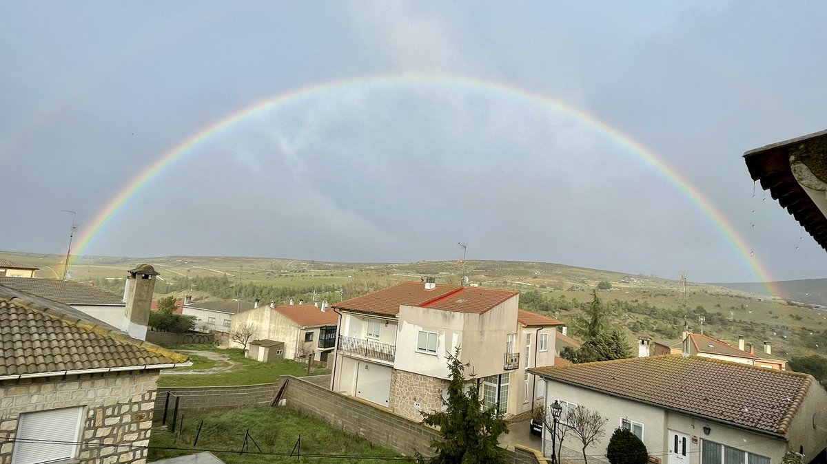 SRotea's tweet photo. @tiempobrasero Arco Iris desde Tornadizos de Ávila. Susana Rotea https://t.co/JJVP5RnkEh