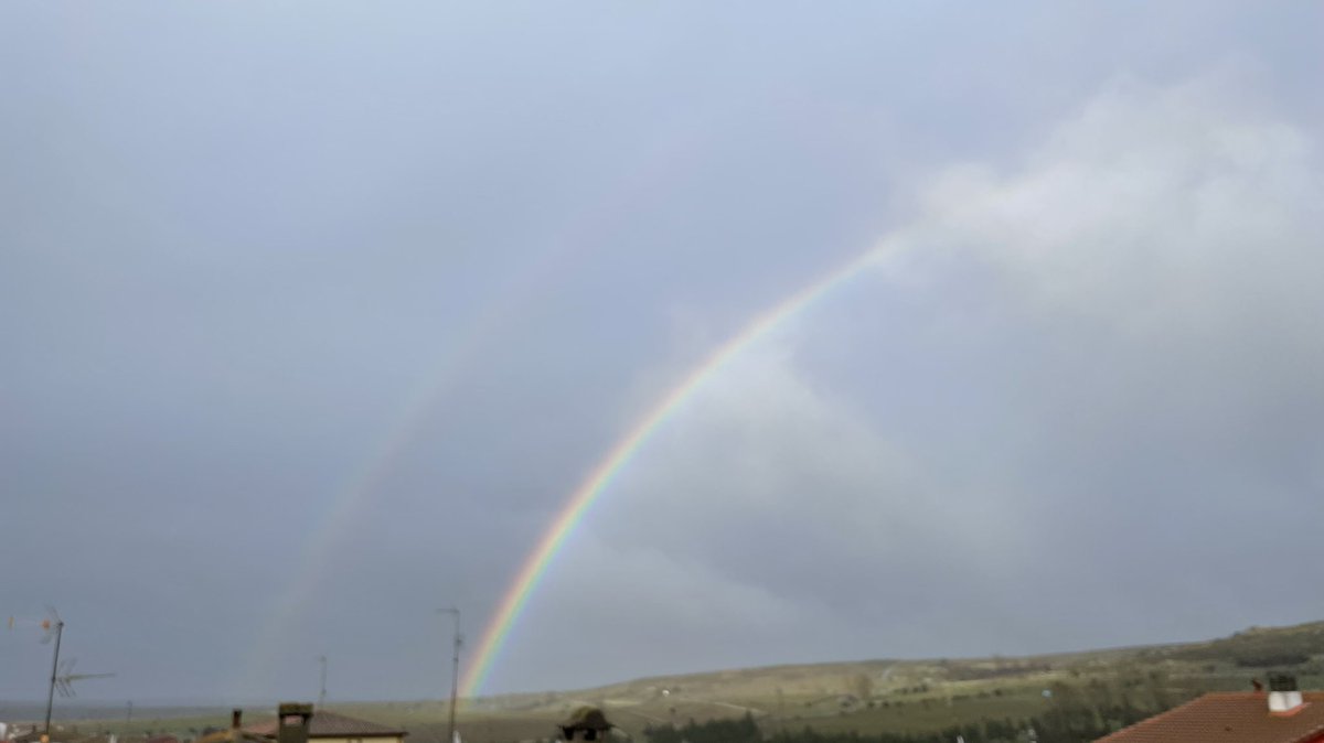 SRotea's tweet photo. @tiempobrasero Arco Iris desde Tornadizos de Ávila. Susana Rotea https://t.co/JJVP5RnkEh