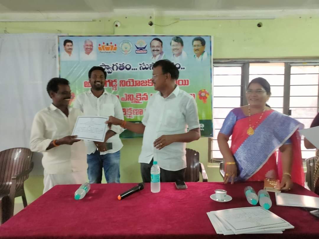 SimhadriRamesh7's tweet photo. ఈ రోజు అవనిగడ్డ మండల ప్రజా పరిషత్ కార్యాలయంలోని మీటింగ్ హాల్లో ఏర్పాటుచేసిన ఎంపీటీసీ సభ్యుల ఫౌండేషన్ శిక్షణ కార్యక్రమంలో పాల్గొని ఎంపీటీసీలు అందరికీ సర్టీఫికెట్లను అందచేయడం జరిగింది.. https://t.co/Yr4ttnbzDM