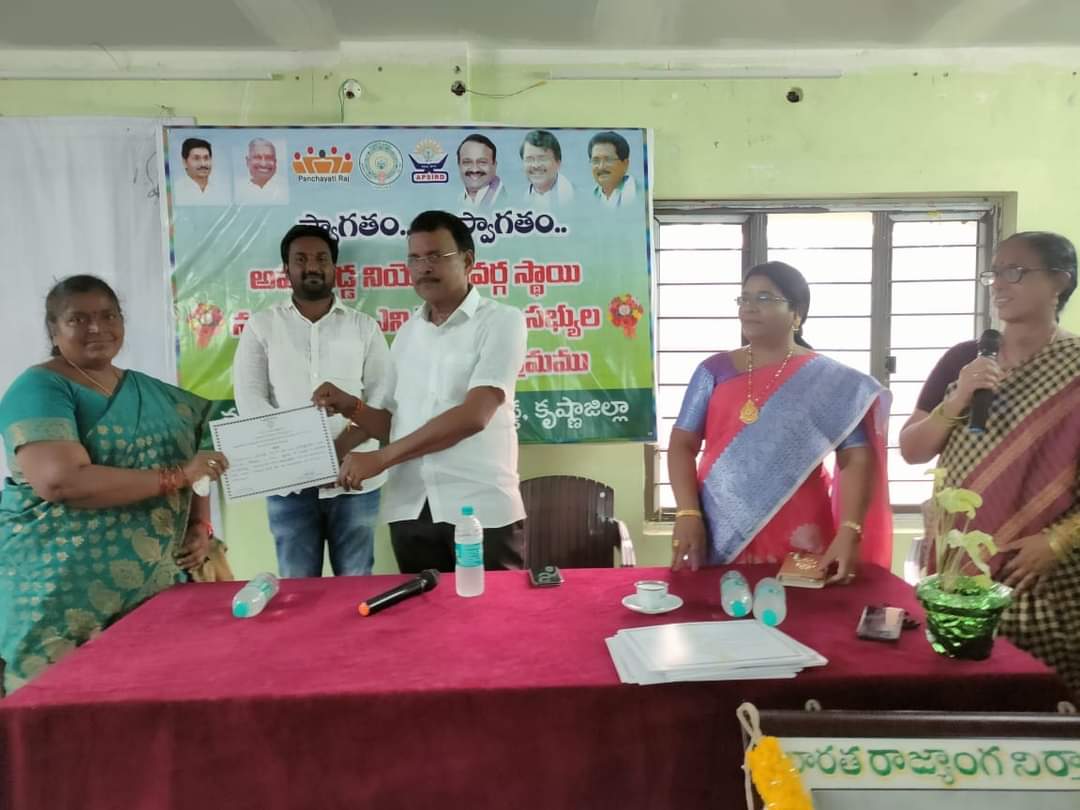 SimhadriRamesh7's tweet photo. ఈ రోజు అవనిగడ్డ మండల ప్రజా పరిషత్ కార్యాలయంలోని మీటింగ్ హాల్లో ఏర్పాటుచేసిన ఎంపీటీసీ సభ్యుల ఫౌండేషన్ శిక్షణ కార్యక్రమంలో పాల్గొని ఎంపీటీసీలు అందరికీ సర్టీఫికెట్లను అందచేయడం జరిగింది.. https://t.co/Yr4ttnbzDM