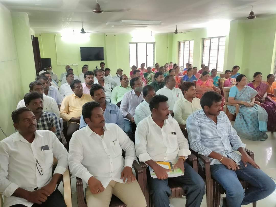 SimhadriRamesh7's tweet photo. ఈ రోజు అవనిగడ్డ మండల ప్రజా పరిషత్ కార్యాలయంలోని మీటింగ్ హాల్లో ఏర్పాటుచేసిన ఎంపీటీసీ సభ్యుల ఫౌండేషన్ శిక్షణ కార్యక్రమంలో పాల్గొని ఎంపీటీసీలు అందరికీ సర్టీఫికెట్లను అందచేయడం జరిగింది.. https://t.co/Yr4ttnbzDM