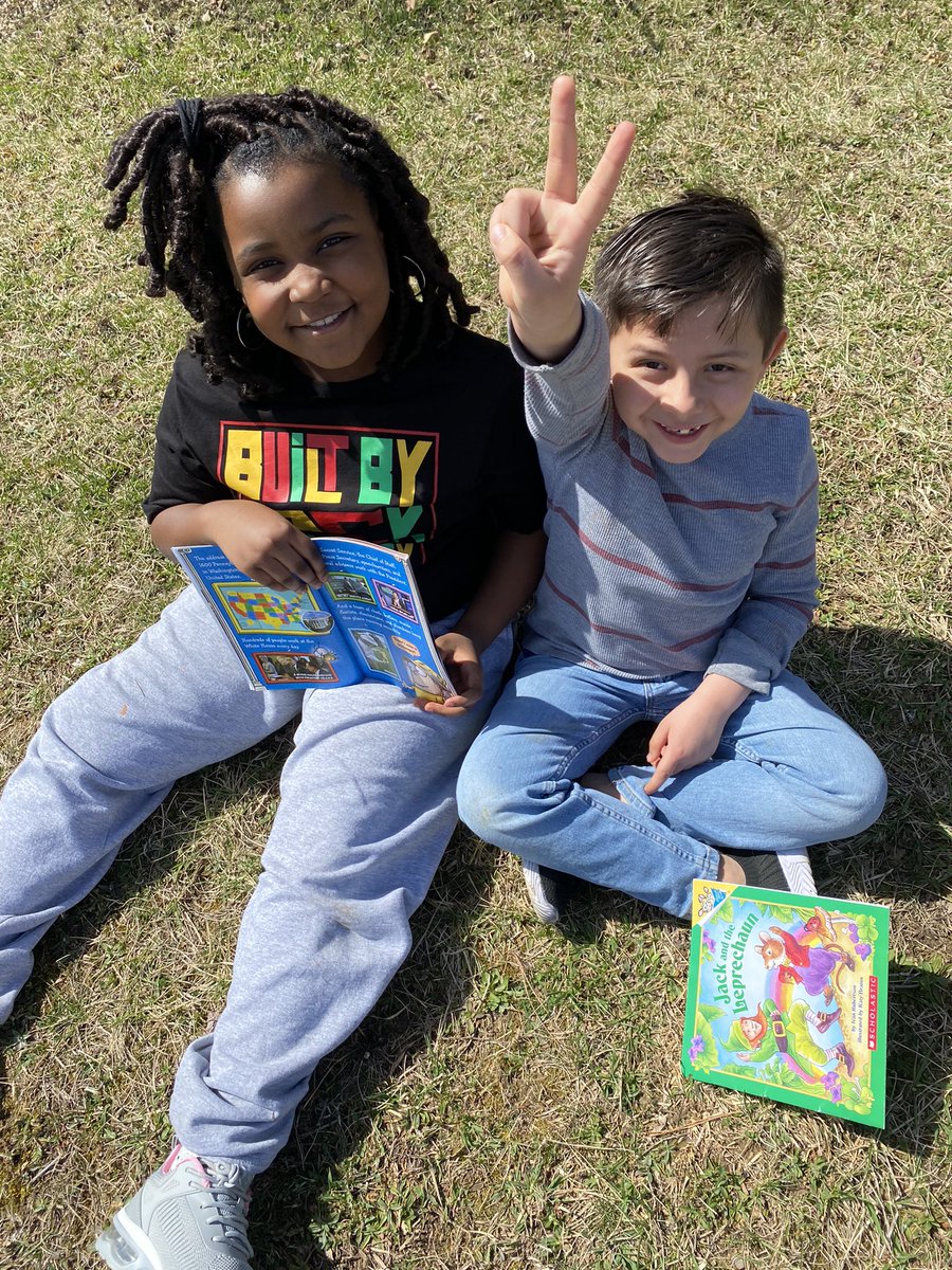 MrsLHouser's tweet photo. We took advantage of the BEAUTIFUL weather yesterday and had some partner reading time at the end of the day! ☀️📖 @Central_MCSD @MiddletownOH https://t.co/yzHZ3y2adc