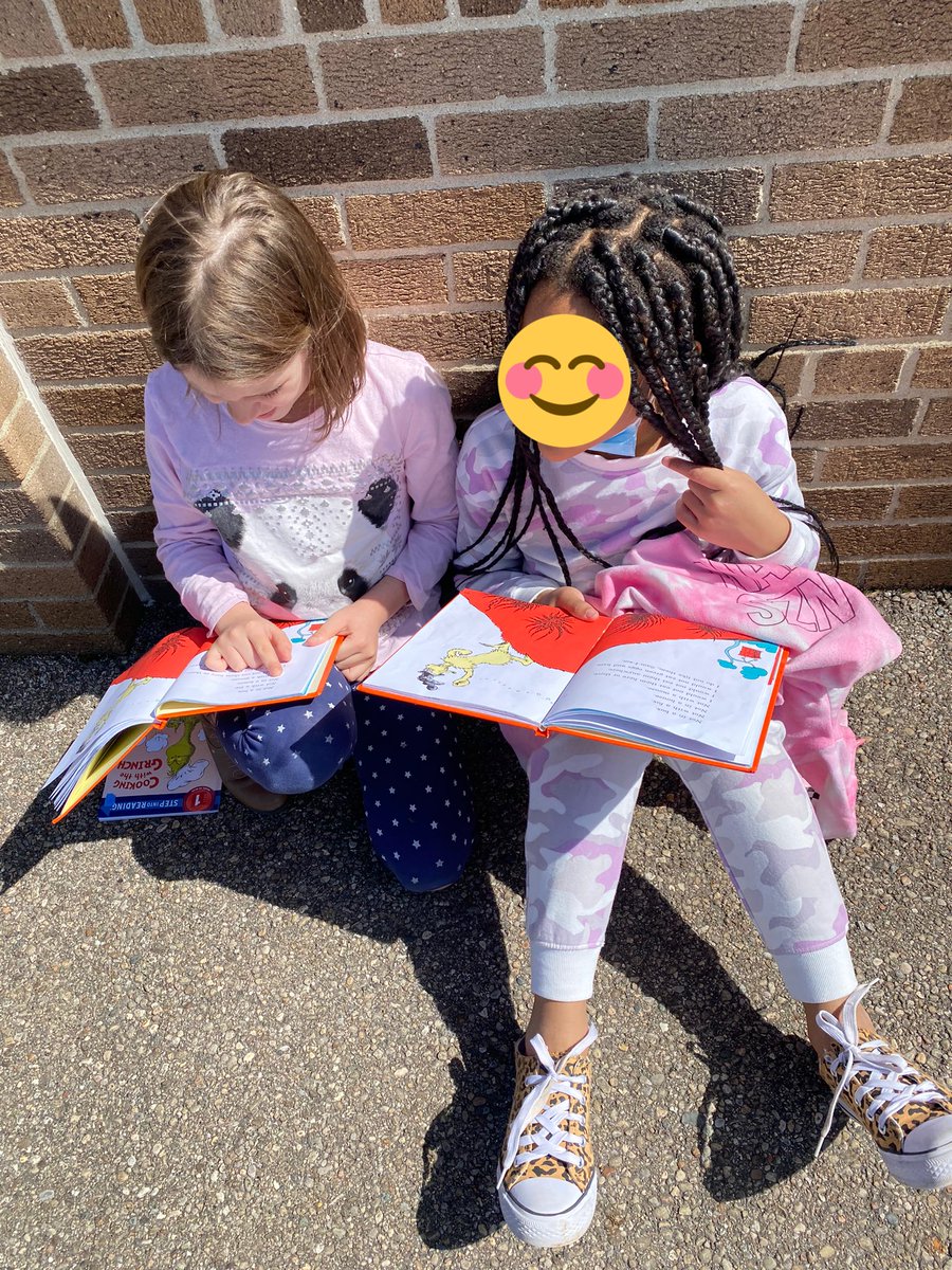 MrsLHouser's tweet photo. We took advantage of the BEAUTIFUL weather yesterday and had some partner reading time at the end of the day! ☀️📖 @Central_MCSD @MiddletownOH https://t.co/yzHZ3y2adc
