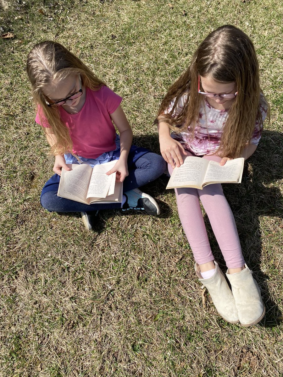 MrsLHouser's tweet photo. We took advantage of the BEAUTIFUL weather yesterday and had some partner reading time at the end of the day! ☀️📖 @Central_MCSD @MiddletownOH https://t.co/yzHZ3y2adc