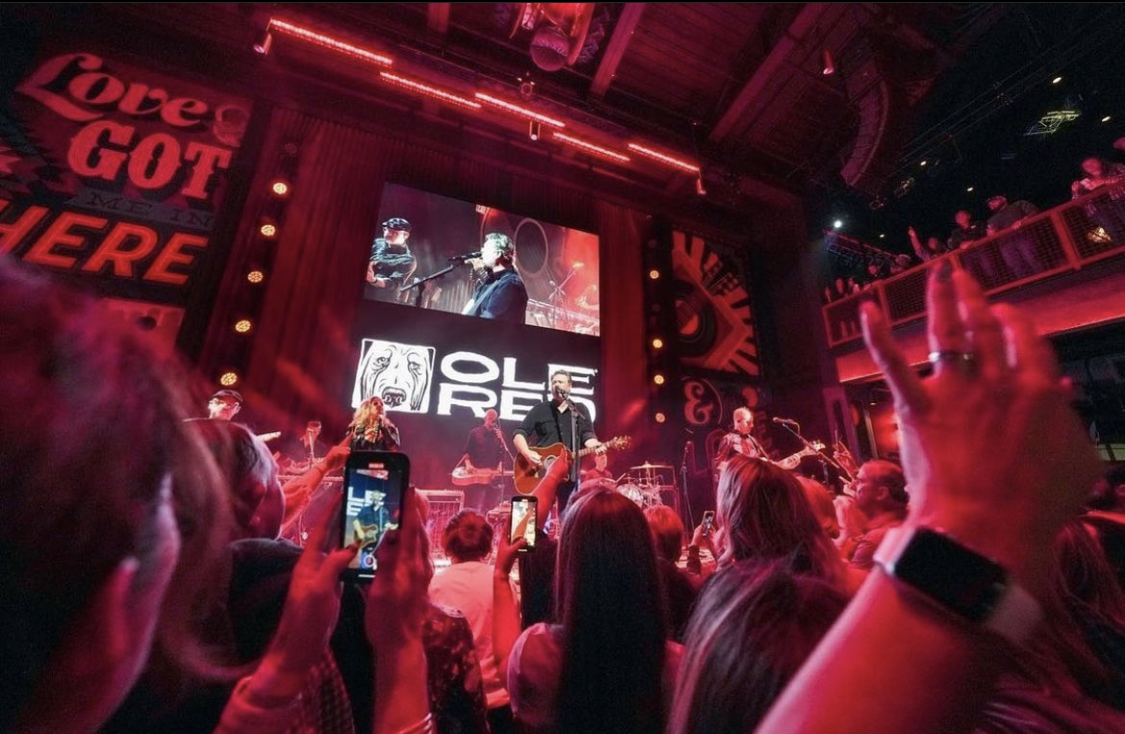starstruck__ent's tweet photo. There's no party like a #SpringBlake party! We loved seeing @blakeshelton and @emilyann_music perform at @olered! 🐾 https://t.co/Vso1XtQH1o