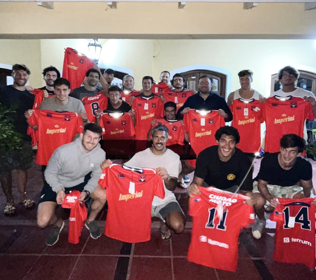 El jueves 17 hicimos la tradicional entrega de camisetas a los jugadores que este sábado formarán parte de la Primera 🔴➕

Capitán 2022: Tulio Sosa
Sub-Capitanes: Cachi Paz y Lipa Urriza

🔵 ¡VAMOS ROJO! 🔴
