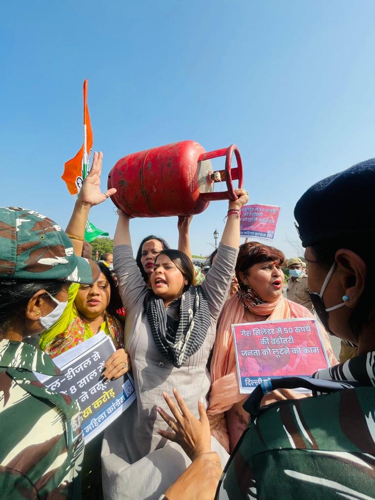 RenuRastogi_inc's tweet photo. फिर से बढ़े पेट्रोल–डीजल व LPG के दामों और भीषण महंगाई के खिलाफ़ @DelhiPMC अध्यक्ष @AmritaDhawan1 
जी के नेतृत्व में दिल्ली महिला कांग्रेस की जिलाध्��क्षों और अनेकों महिला साथियों ने विजय चौक से लेकर राष्ट्रपति भवन तक मार्च करते हुए किया विरोध प्रदर्शन ।
#PriceHike https://t.co/ykERjG5P6y