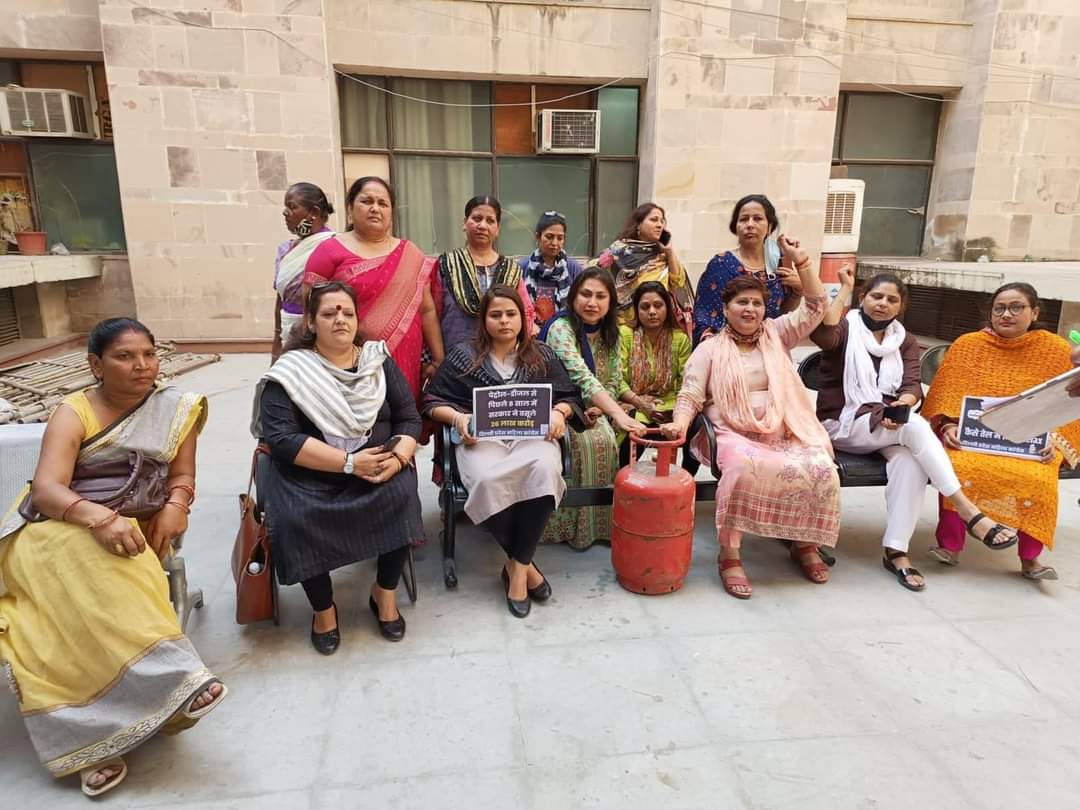 RenuRastogi_inc's tweet photo. फिर से बढ़े पेट्रोल–डीजल व LPG के दामों और भीषण महंगाई के खिलाफ़ @DelhiPMC अध्यक्ष @AmritaDhawan1 
जी के नेतृत्व में दिल्ली महिला कांग्रेस की जिलाध्��क्षों और अनेकों महिला साथियों ने विजय चौक से लेकर राष्ट्रपति भवन तक मार्च करते हुए किया विरोध प्रदर्शन ।
#PriceHike https://t.co/ykERjG5P6y