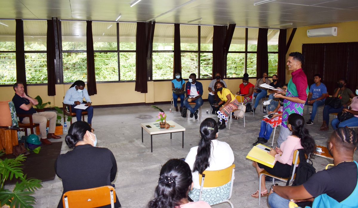 IAMGOLD_Corp's tweet photo. Le recrutement universitaire fait partie intégrante de nos efforts d'embauche locale. Dans le respect des restrictions sanitaires, nous avons rencontré les étudiant(e)s en administration publique de l’Université Anton De Kom (Suriname) pour présenter l’industrie minière 
#Rosebel https://t.co/skXTY77M76